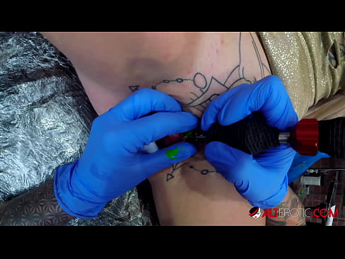 ❤️ Uiters getatoeëerde hottie Sully Savage het 'n tatoeëermerk op haar klitoris gekry ️❌ Russiese pornografie by ons af.kutjeporno.ru